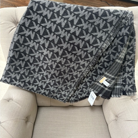 Michael Kors Logo Print Reversible Scarf, Black/Gray, Brand New with Tags - Picture 9 of 10